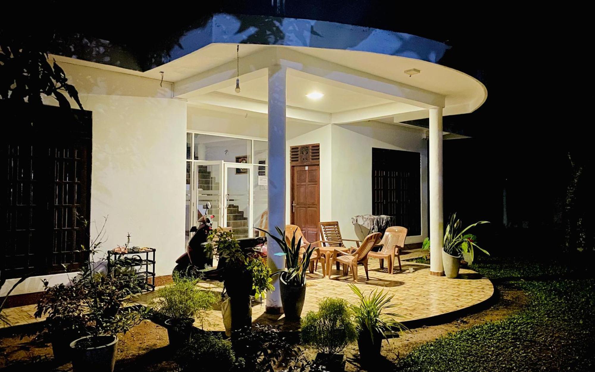 Sasmika Villa Surf And Yoga Hostel Weligama Ngoại thất bức ảnh