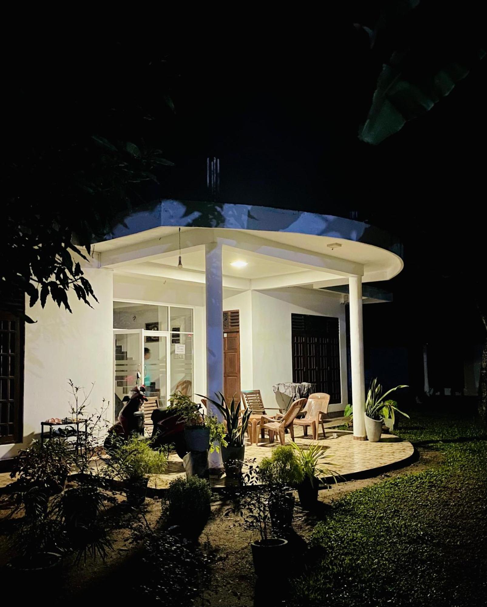 Sasmika Villa Surf And Yoga Hostel Weligama Ngoại thất bức ảnh