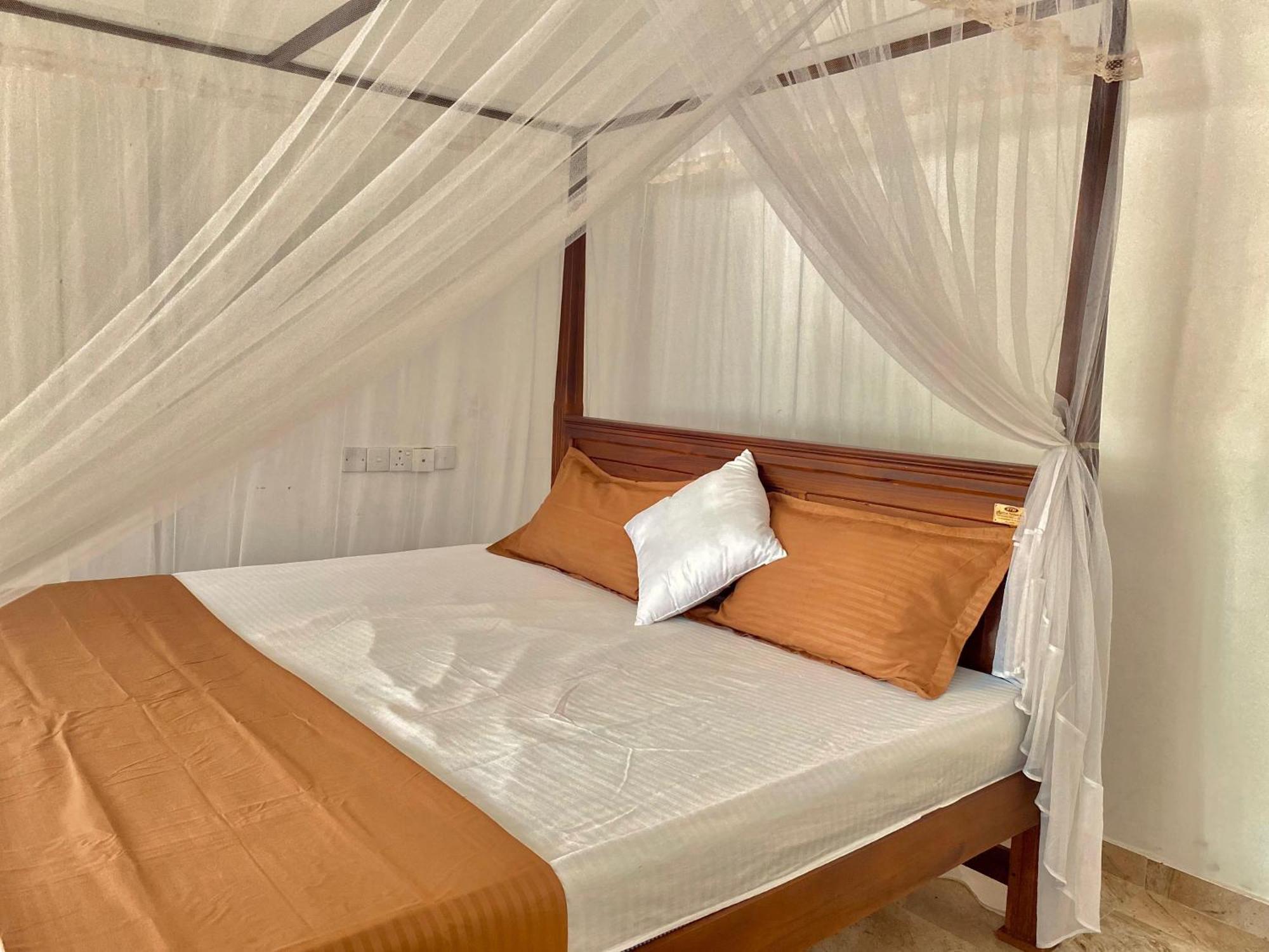 Sasmika Villa Surf And Yoga Hostel Weligama Ngoại thất bức ảnh